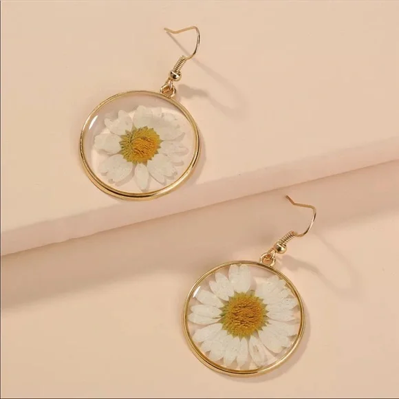 "Daisy Sundays” Real Flower Gold Circle Pendant Bohemian Hippie Plant Earrings - Picture 7 of 7